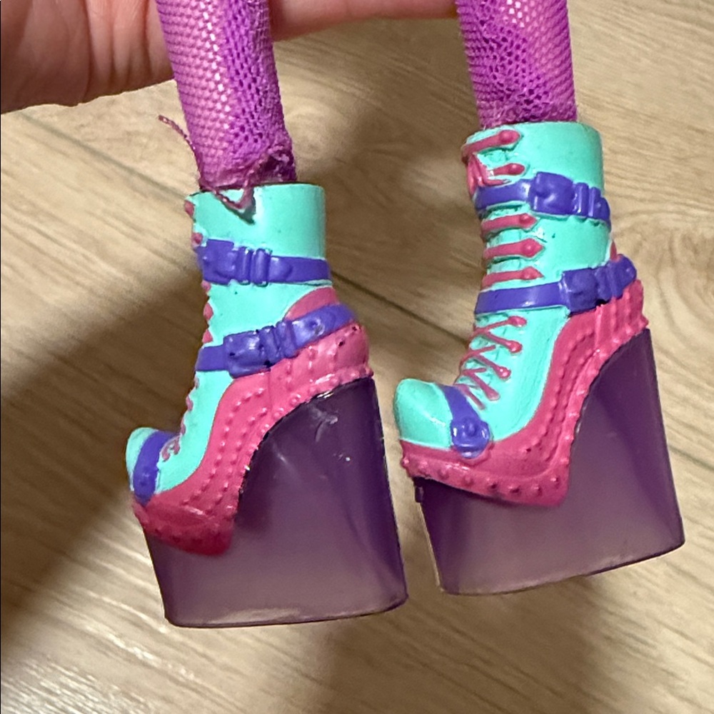 Bratz Action Heroz Phoebe - Picture 6 of 6